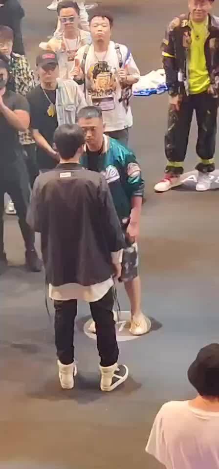 药水哥拿到了吴亦凡给出的金链子, 成功晋级